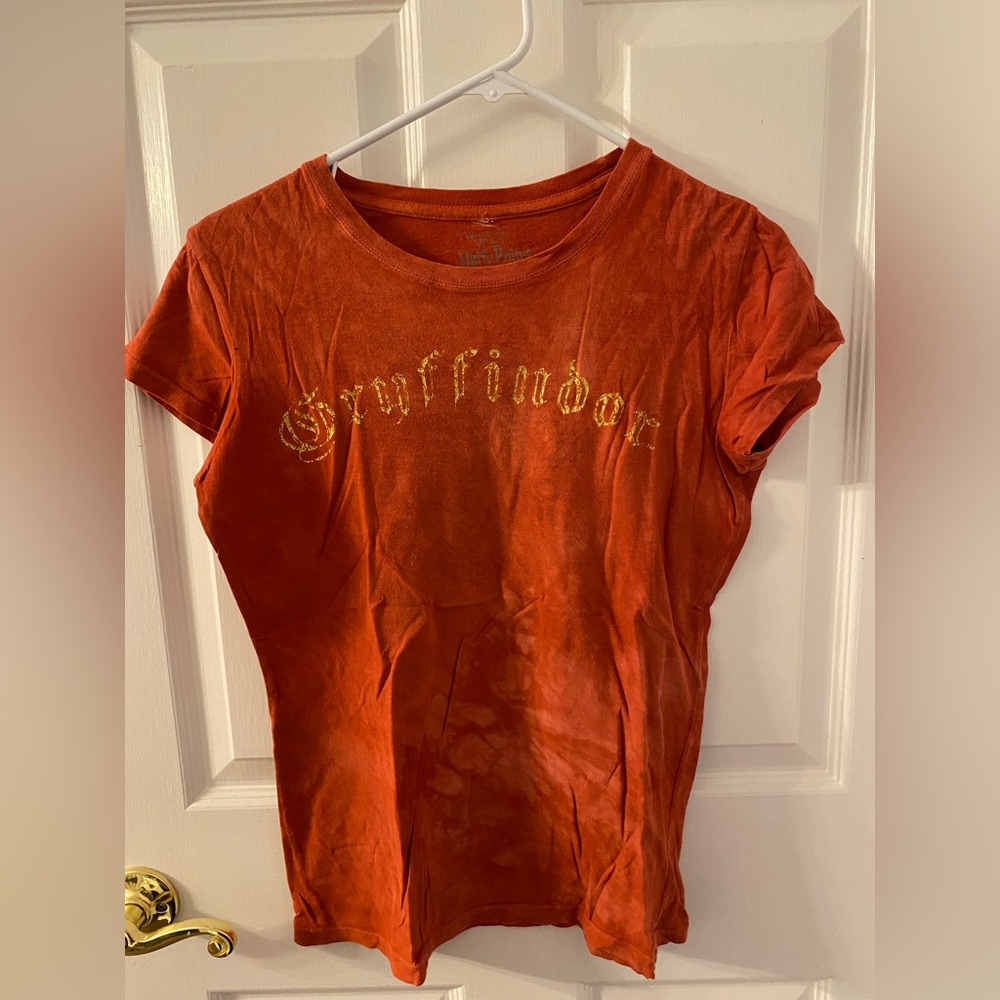 Burnt orange/reddish t-shirt from Harry Potter world Size XS